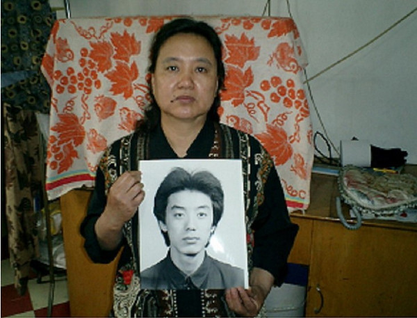 戴伟母亲刘秀臣手持儿子遗像（2008年）
