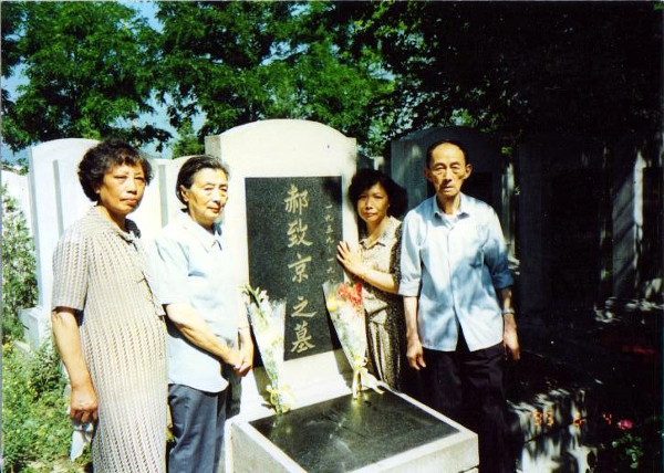 Members of Tiananmen Mothers at Hao Zhijing’s grave