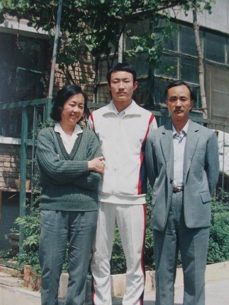 The last photo of Jiang Jielian with parents, mother Ding Zilin and father Jiang Peikun, May 1, 1989