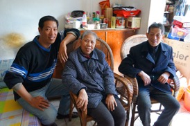 孔维真（左）与母亲黄志芳和父亲孔德大