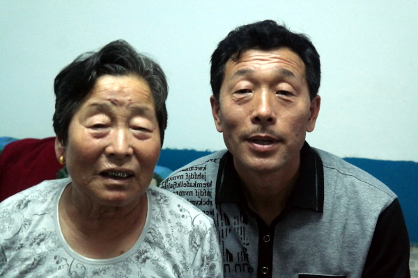 Li Ping’s mother, Sun Shufang, and brother Li Zhi (李志)