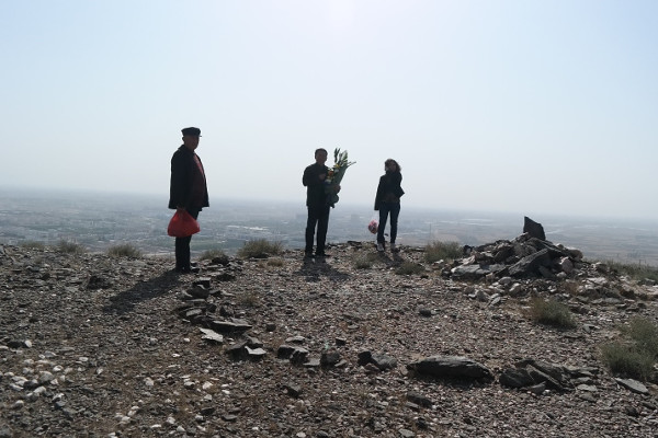 親友到位於巴彥淖爾市烏拉特後旗郊區陰山山脈中的任文聯的墓地掃墓（2013年）