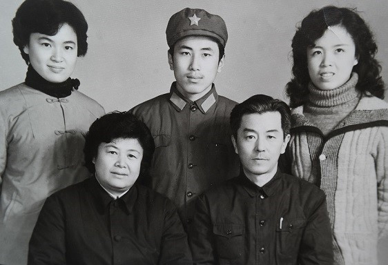 Shi Yan, rear center, and his family