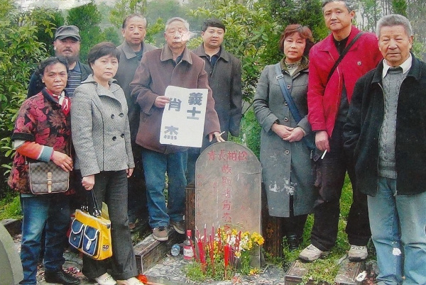 Relatives at Xiao Jie’s grave