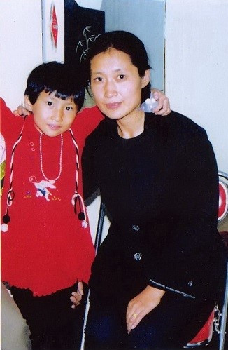 Luan Yiwei’s widow, Chen Mei, and their daughter Luan Yue’ou