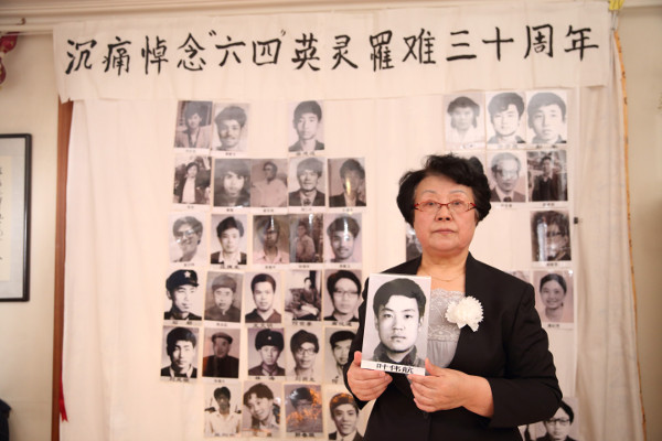 Yin Min holding photo of Ye Weihang
