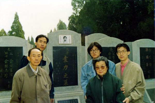 Yuan Li’s family at his grave