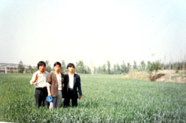 周德平和他的同學站在田地裡